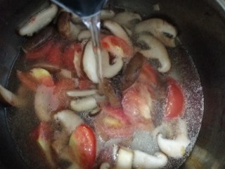 西红柿香菇汤,加适量开水。