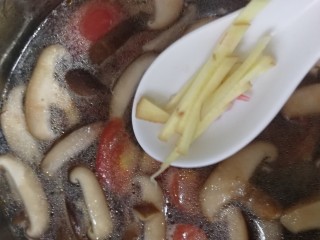 西红柿香菇汤,放入姜丝。