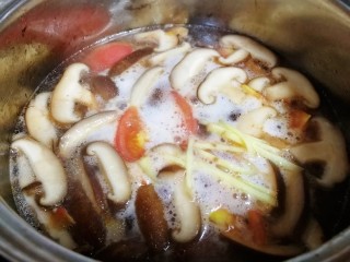 西红柿香菇汤,文火烧开，煮5分钟。