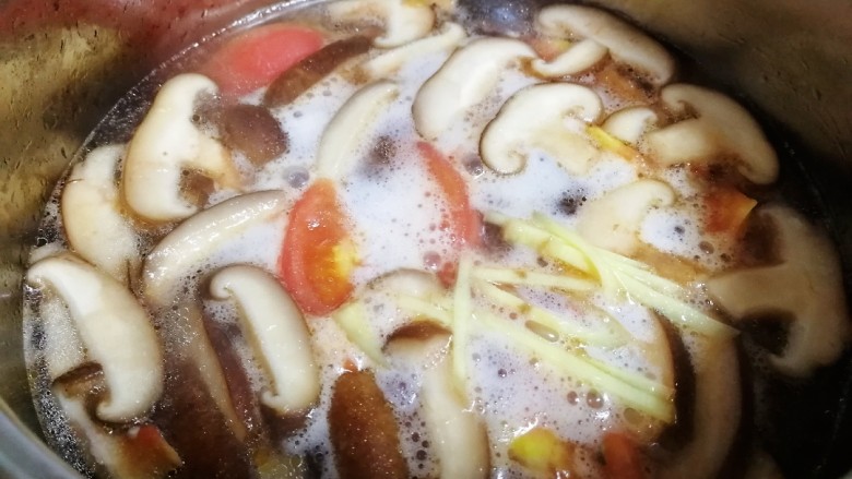 西红柿香菇汤,文火烧开，煮5分钟。