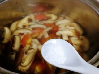 西红柿香菇汤,加半小勺盐调味，文火煮2分钟。
