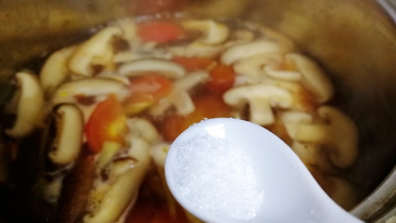 西红柿香菇汤,加半小勺盐调味，文火煮2分钟。