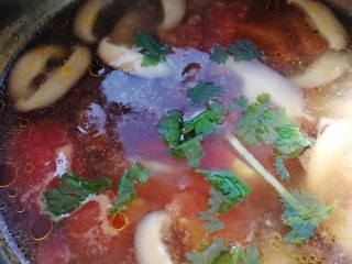 西红柿香菇汤,洒上点香菜即可。