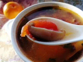 西红柿香菇汤,早餐喝一碗暖胃汤。