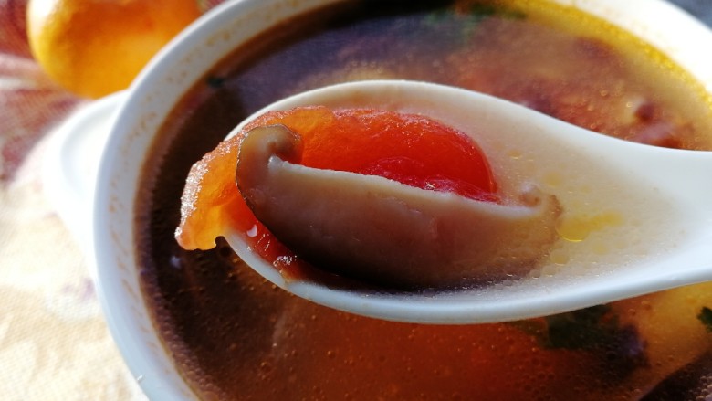 西红柿香菇汤,早餐喝一碗暖胃汤。
