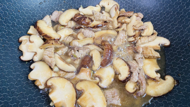 香菇肉片,盖上锅盖焖煮八分钟