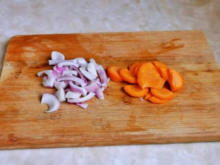 小炒牛肉,洋葱，胡萝卜去皮切块。