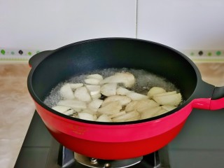 小炒牛肉,杏鲍菇焯水，冷水下锅烧开煮熟，捞出淋干水分备用。