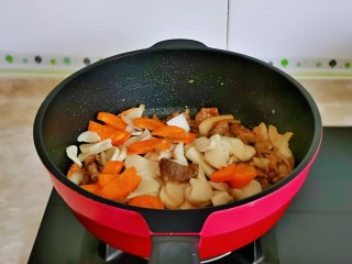 小炒牛肉,加入胡萝卜与焯的杏鲍菇。