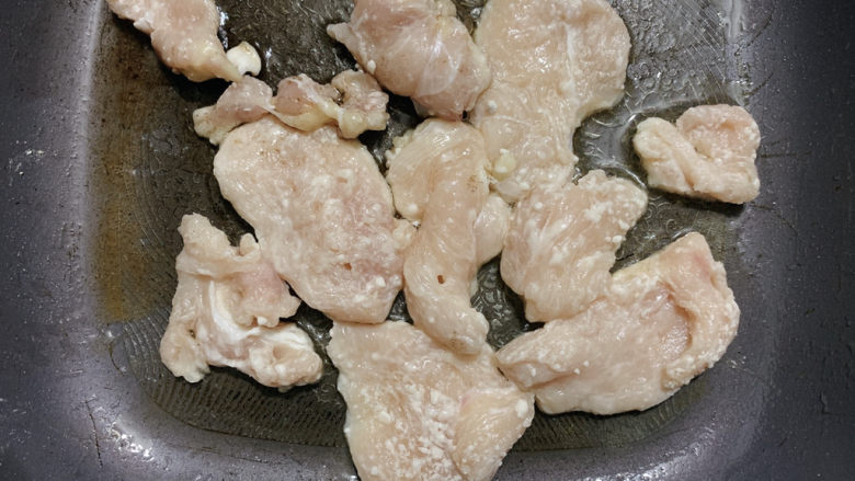 香菇肉片,鸡胸油锅，先将两面煎至变色出锅。