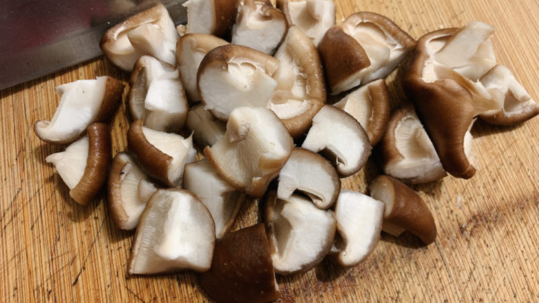 香菇肉片,将洗净的鲜香菇十字花刀切块。
