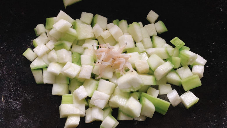 丝瓜炒蛋,加入洗好的虾皮增加一些鲜味。