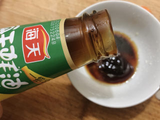红烧日本豆腐,一勺蚝油，搅拌均匀。
