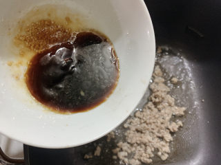 红烧日本豆腐,肉沫变颜色之后，加入调好的一碗酱汁。
