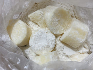红烧日本豆腐,均匀的裹上一层薄粉，面粉、淀粉都可以。