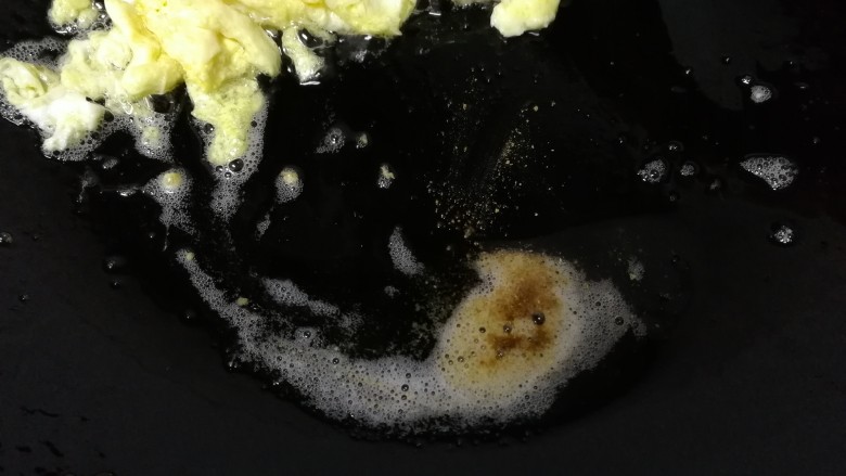 丝瓜炒蛋,把鸡蛋推到锅的一边，加半小勺<a style='color:red;display:inline-block;' href='/shicai/ 744'>五香粉</a>，小火底油炒香。