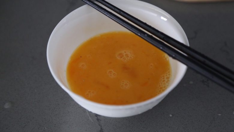 丝瓜炒蛋,用筷子搅拌均匀