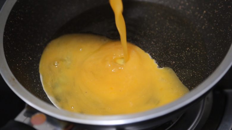 丝瓜炒蛋,锅里烧热油，倒入蛋液