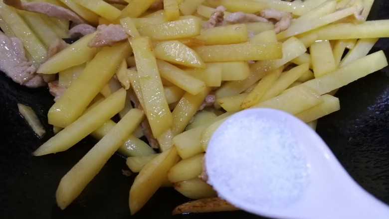 土豆炒肉丝,加一小勺盐增味。