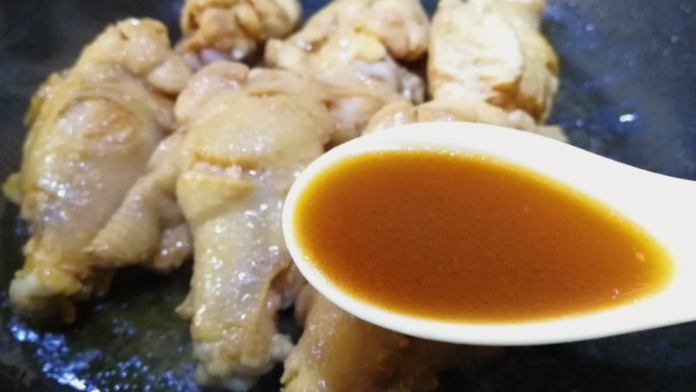 奥尔良鸡翅,倒入碗内腌制的料汁。