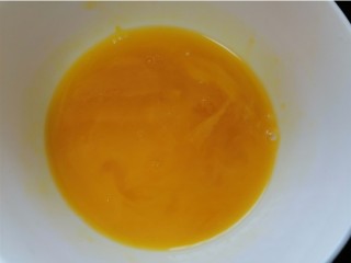 西红柿香菇汤,将蛋液搅打均匀
