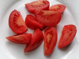 西红柿香菇汤,将西红柿切成块状
