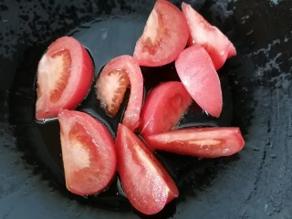 西红柿香菇汤,放入西红柿翻炒