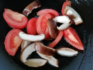 西红柿香菇汤,翻炒片刻后放入香菇翻炒