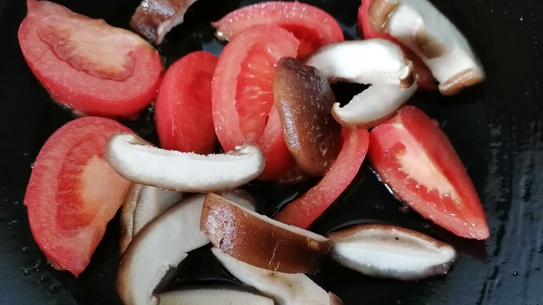 西红柿香菇汤,翻炒片刻后放入香菇翻炒
