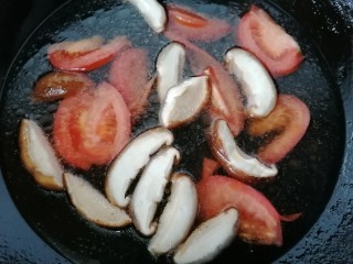 西红柿香菇汤,加入适量水