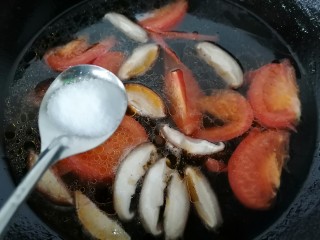 西红柿香菇汤,水烧开加入一勺盐调味