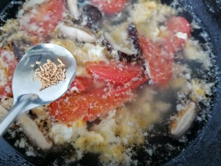 西红柿香菇汤,将蛋液倒进去并加入少许鸡精提鲜