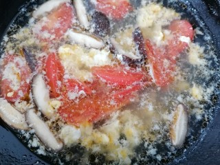 西红柿香菇汤,再煮片刻即可关火