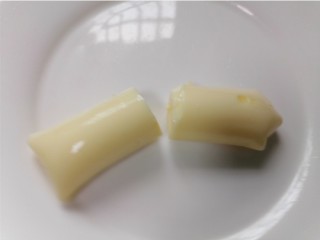 红烧日本豆腐,将日本豆腐连着包装从中间切断这样可以方便取出