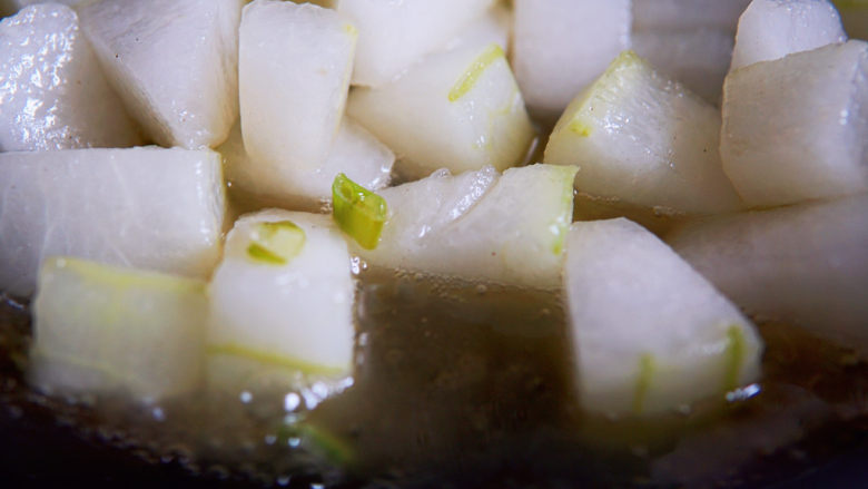 蚝油冬瓜,加一汤匙水，盖盖焖煮五分钟