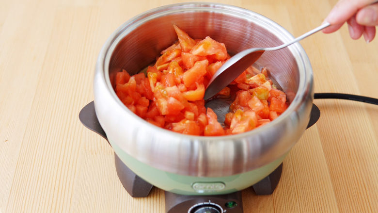 西红柿香菇汤,油热后放入番茄丁翻炒片刻