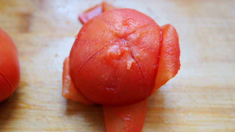 西红柿香菇汤,打了十字花刀，经过焯烫的番茄，很容易就可以去掉外皮