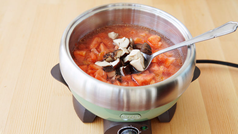 西红柿香菇汤,加入香菇丁，继续煸炒至番茄出汤，再加一小碗水