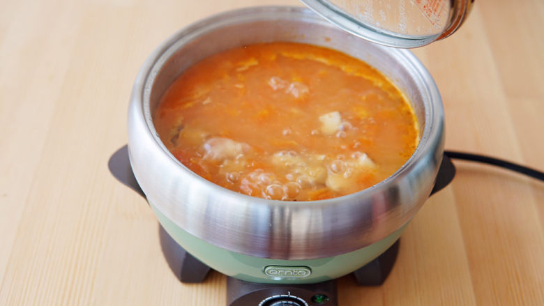 西红柿香菇汤,开锅后，将电火锅转小火慢慢熬煮至番茄软烂