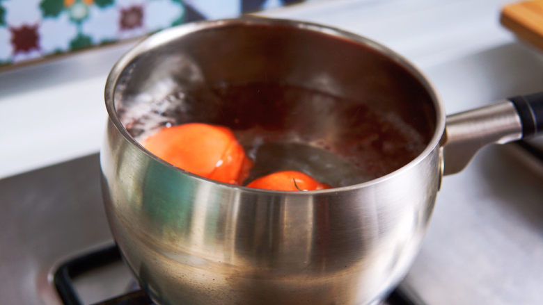 西红柿香菇汤,水开后，放入番茄烫半分钟