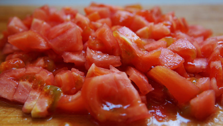 西红柿香菇汤,番茄切小丁