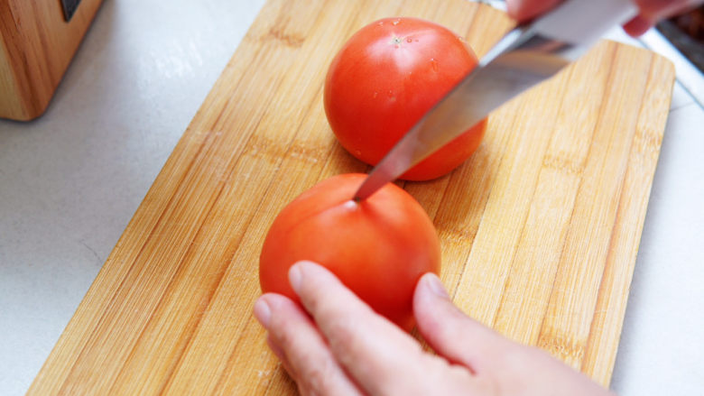 西红柿香菇汤,<a style='color:red;display:inline-block;' href='/shicai/ 59'>番茄</a>洗净外皮，在顶部打一个十字花刀