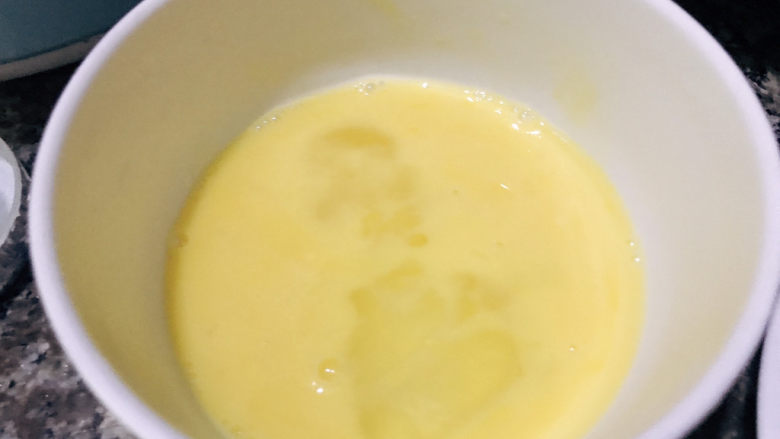 西红柿香菇汤,磕一颗鸡蛋进碗中打散