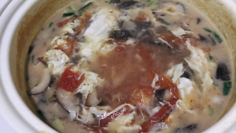 西红柿香菇汤,最后加入鸡蛋液，一边加入，一边搅拌