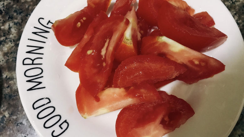 西红柿香菇汤,西红柿同样切小块