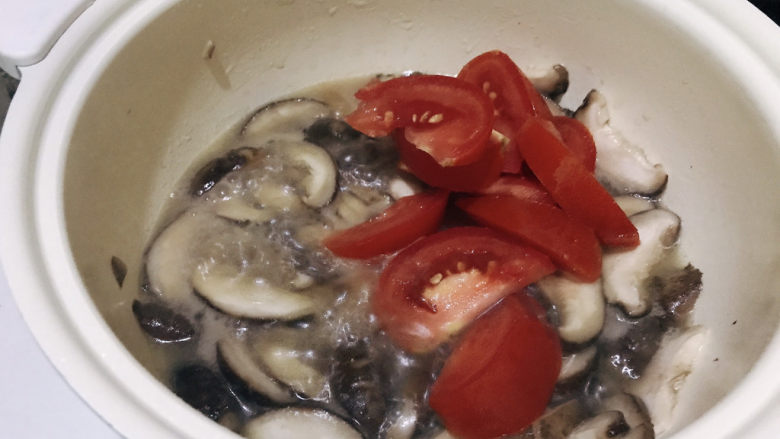 西红柿香菇汤,加入西红柿