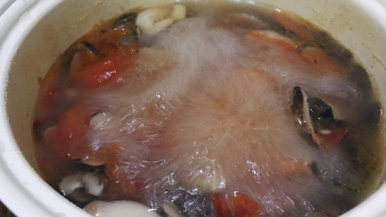 西红柿香菇汤,把锅中的水煮开