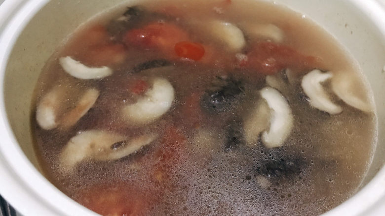 西红柿香菇汤,然后倒入适量水