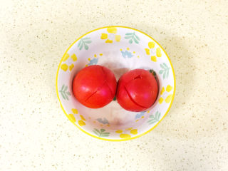 西红柿香菇汤,西红柿洗净，在头上切十字花
