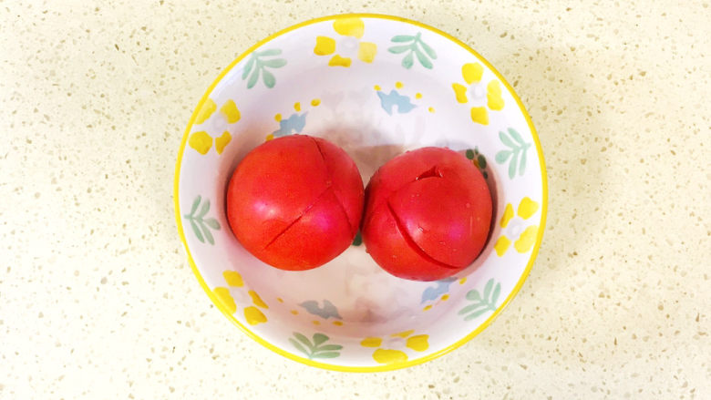 西红柿香菇汤,<a style='color:red;display:inline-block;' href='/shicai/ 3551'>西红柿</a>洗净，在头上切十字花
